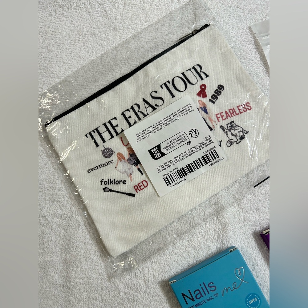 New! Taylor Swift Gift Bundle of 5 Items Nails Earrings and Cosmetic Bag - Picture 7 of 13